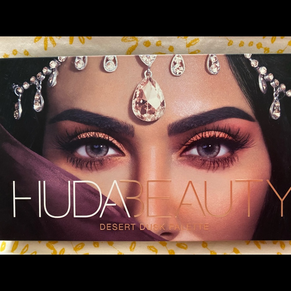 HUDA Beauty Desert Dusk eye shadow palette. Never used.